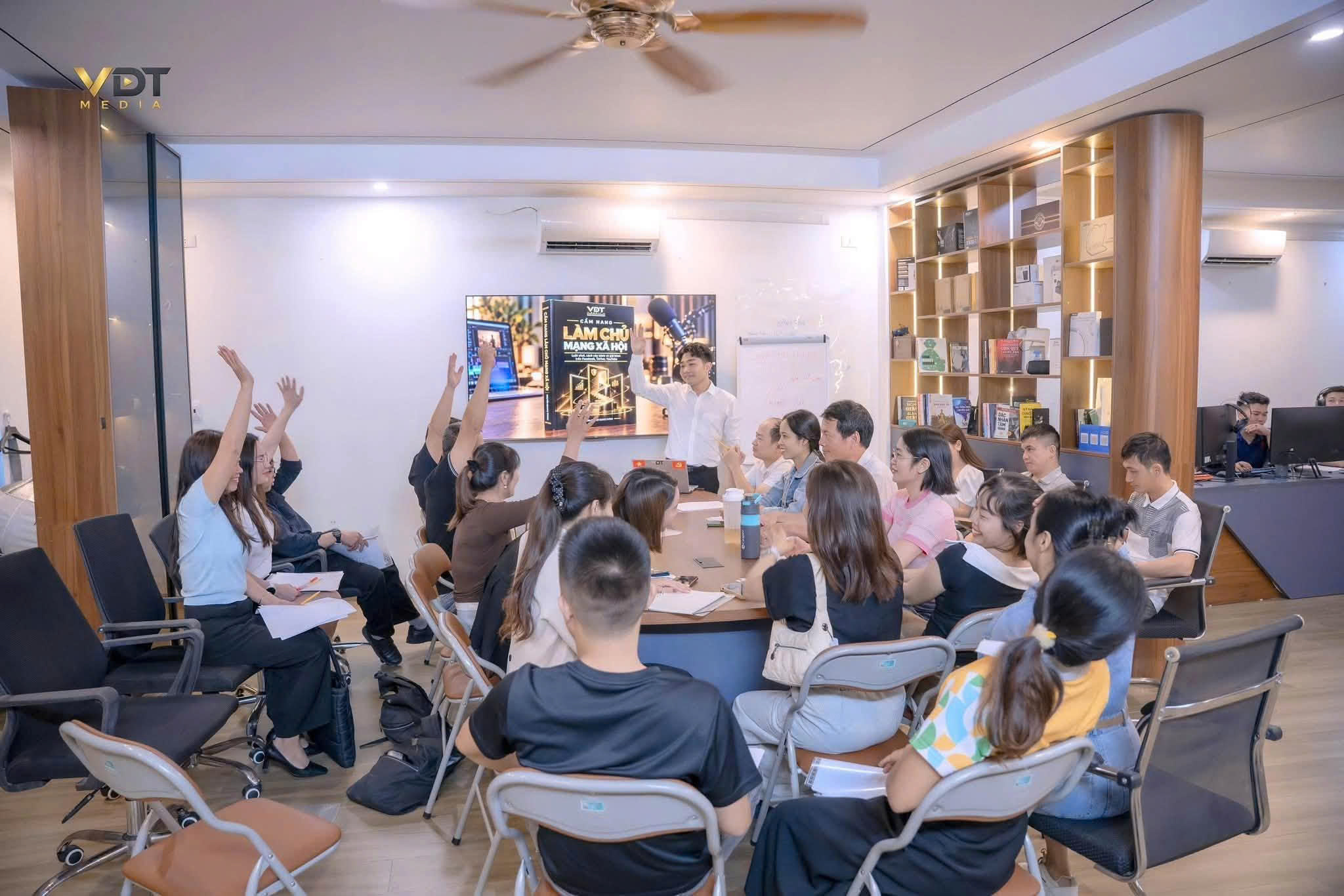 Học viên thảo luận trực tiếp trong chương trình đào tạo VDT Media