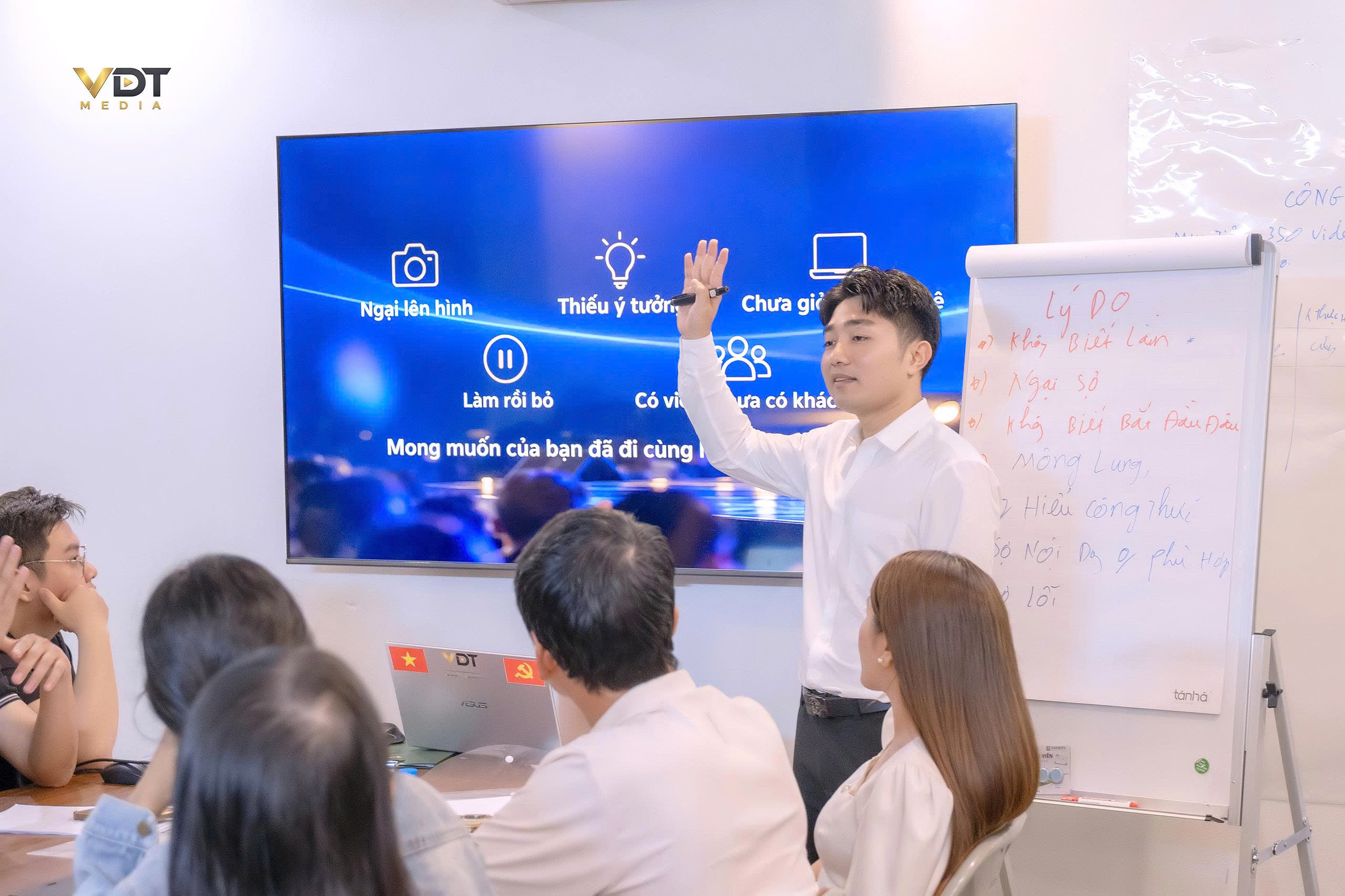 Giảng viên hướng dẫn cách tìm ý tưởng và làm video